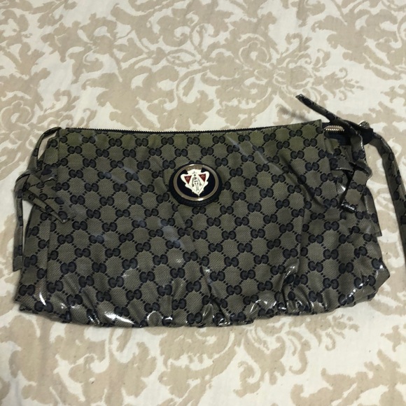 Gucci Handbags - Gucci clutch